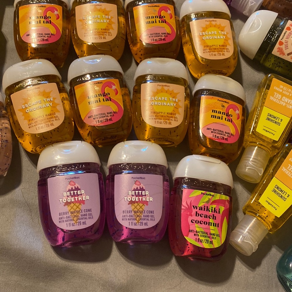 Mixed lot of 11 hand sanitizers from Bath &Body Works.